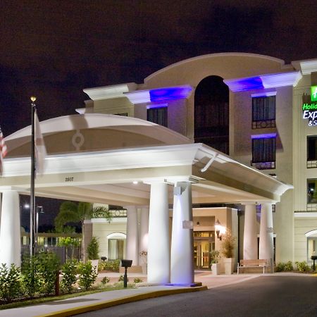 Holiday Inn Express Hotel & Suites Tampa-Usf-Busch Gardens By Ihg Exteriör bild