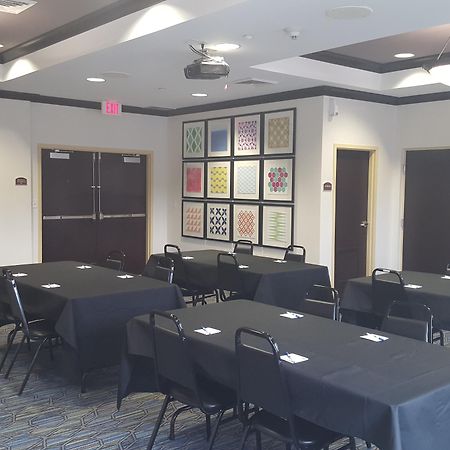 Holiday Inn Express Hotel & Suites Tampa-Usf-Busch Gardens By Ihg Exteriör bild