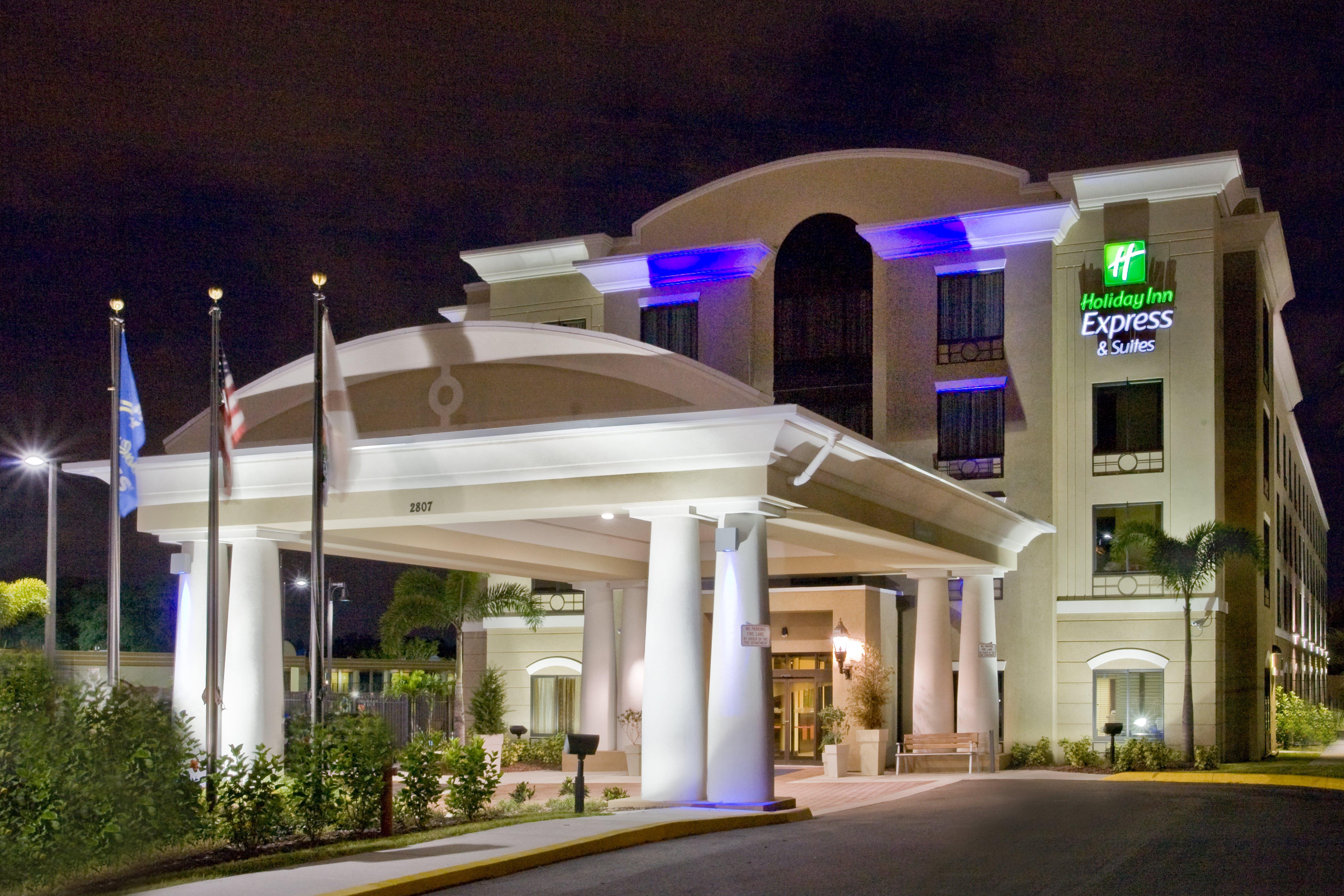Holiday Inn Express Hotel & Suites Tampa-Usf-Busch Gardens By Ihg Exteriör bild