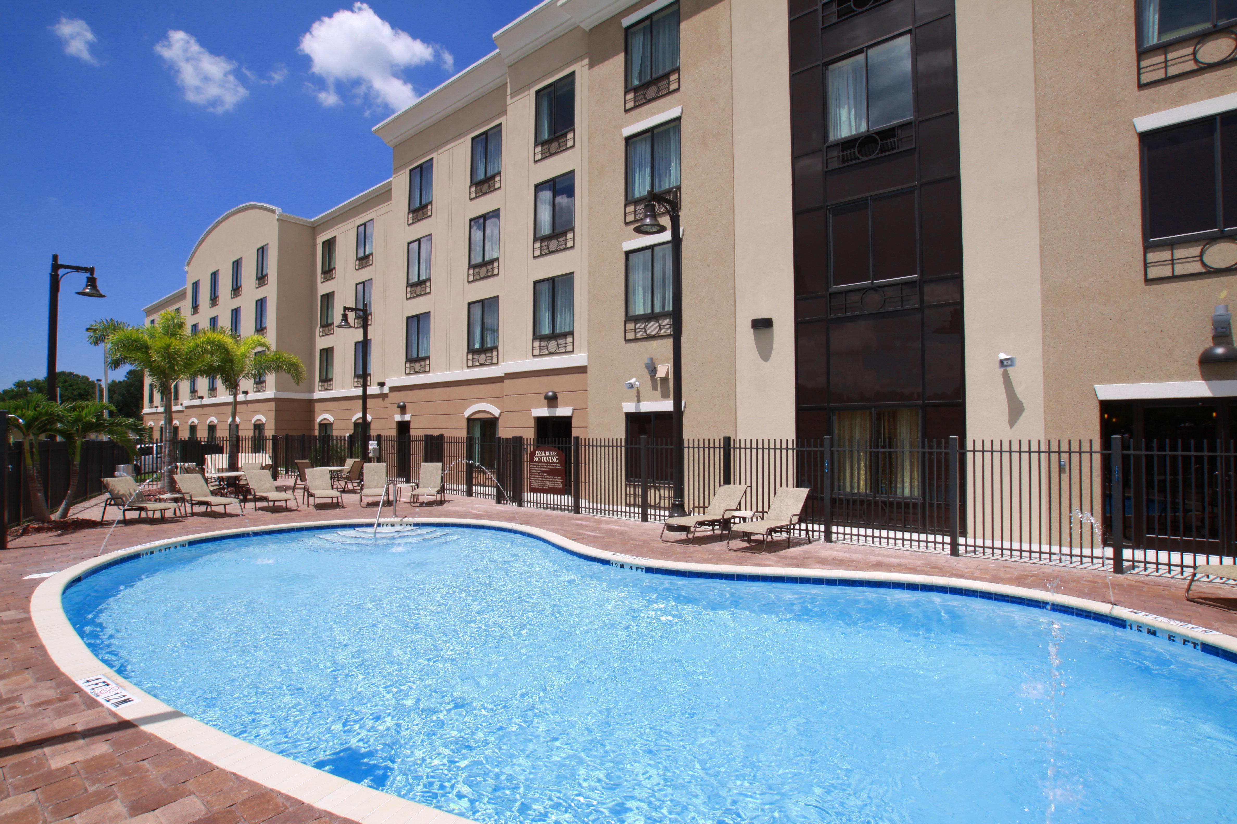 Holiday Inn Express Hotel & Suites Tampa-Usf-Busch Gardens By Ihg Exteriör bild