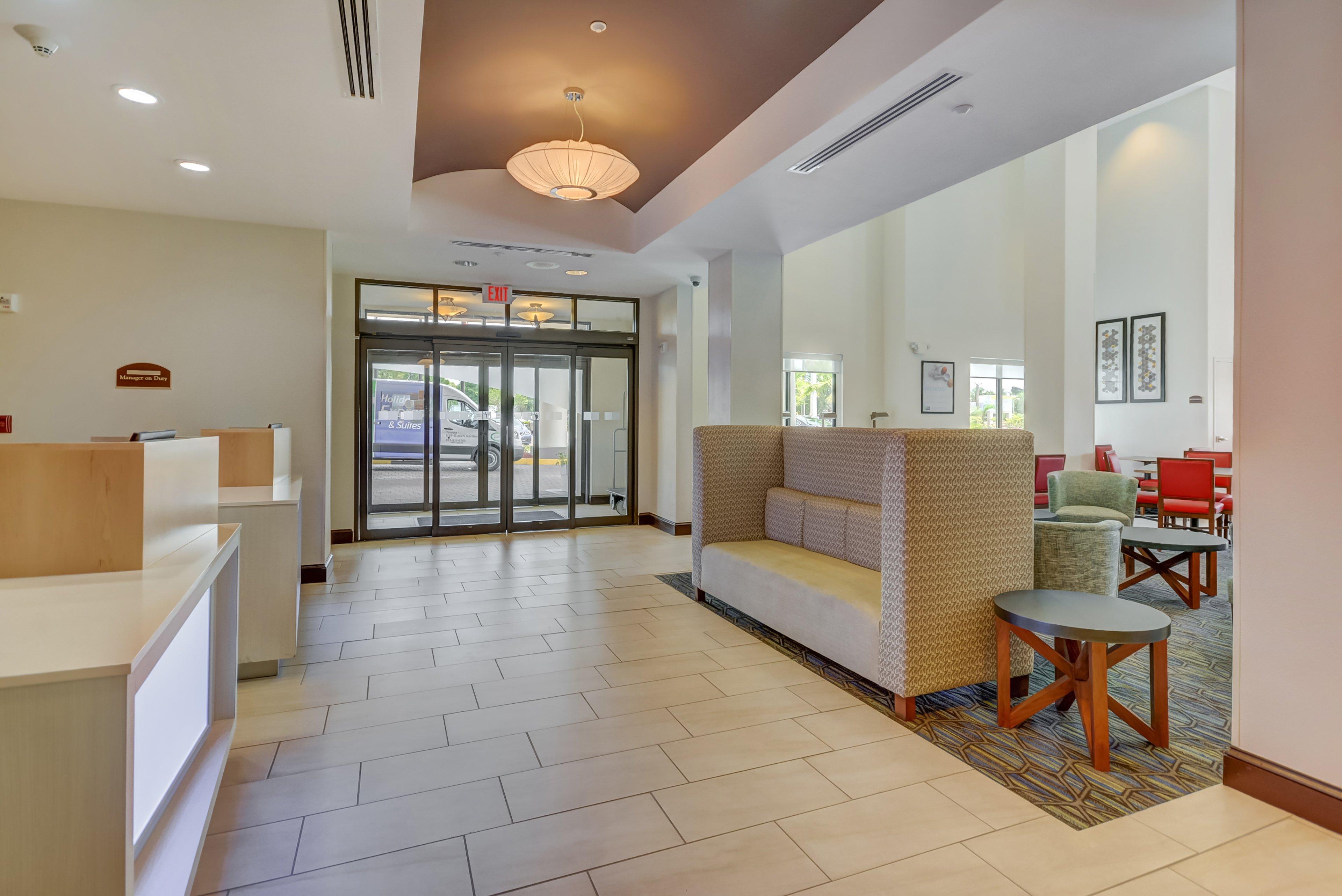 Holiday Inn Express Hotel & Suites Tampa-Usf-Busch Gardens By Ihg Exteriör bild