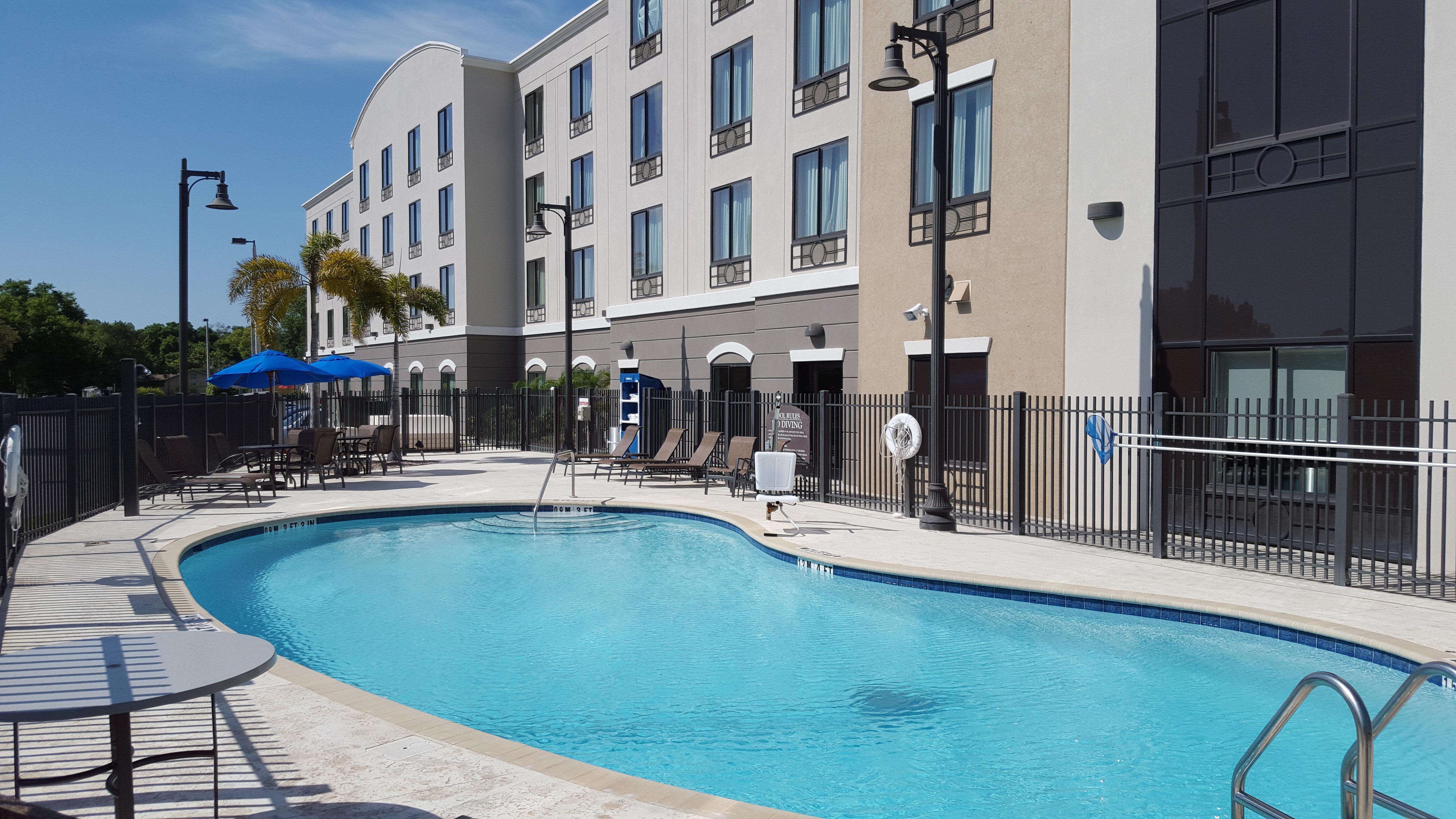 Holiday Inn Express Hotel & Suites Tampa-Usf-Busch Gardens By Ihg Exteriör bild