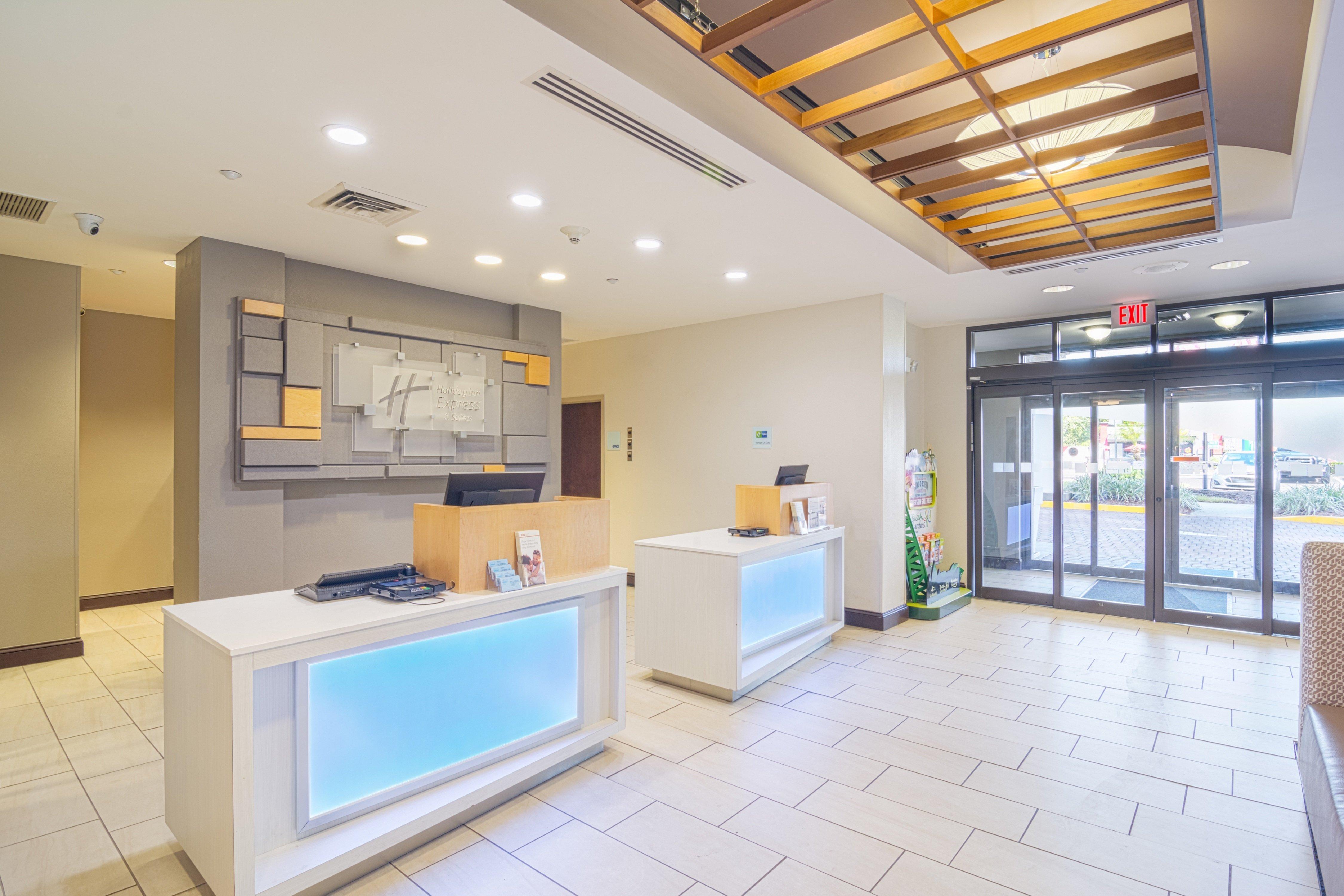 Holiday Inn Express Hotel & Suites Tampa-Usf-Busch Gardens By Ihg Exteriör bild