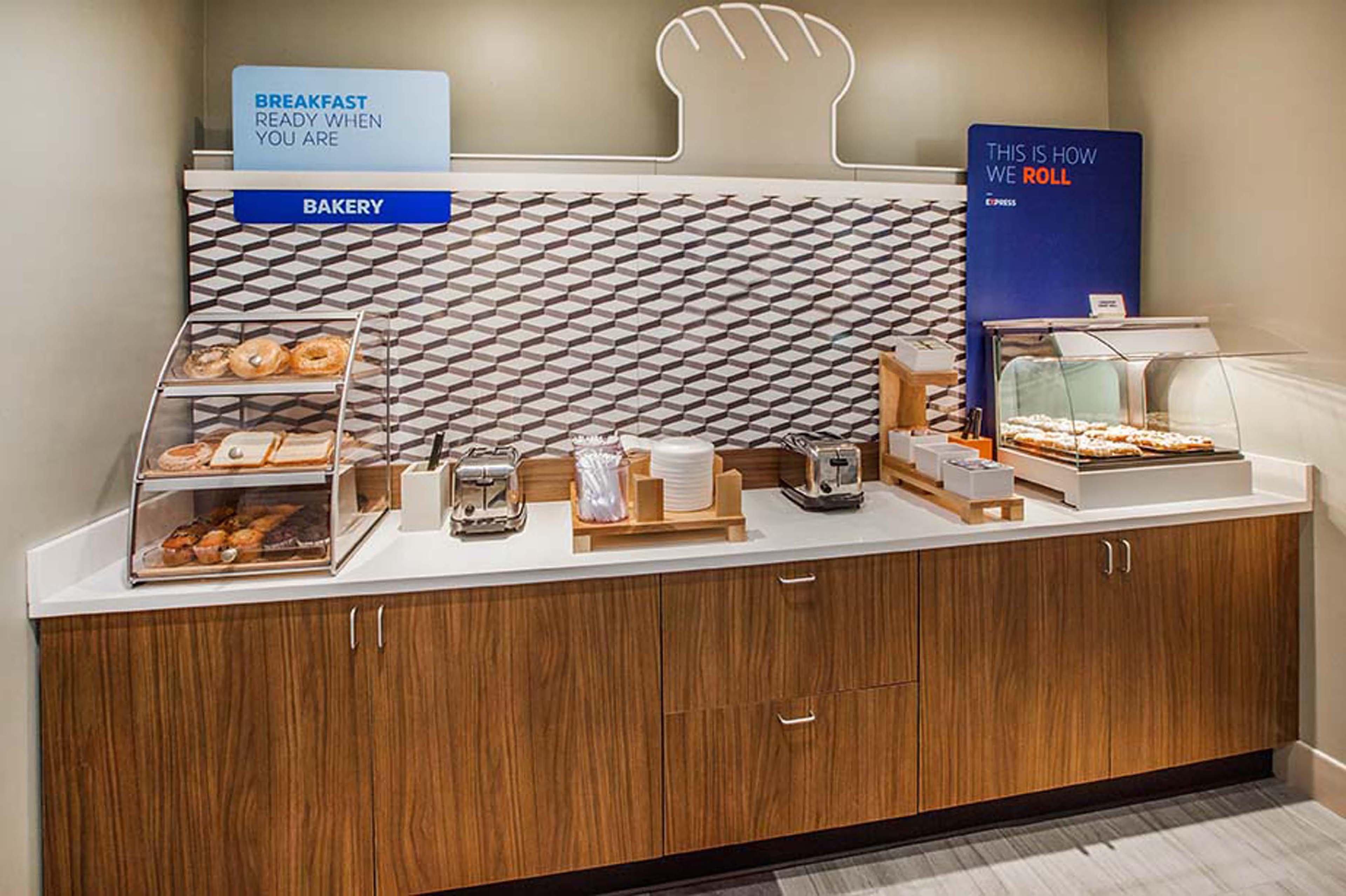 Holiday Inn Express Hotel & Suites Tampa-Usf-Busch Gardens By Ihg Exteriör bild
