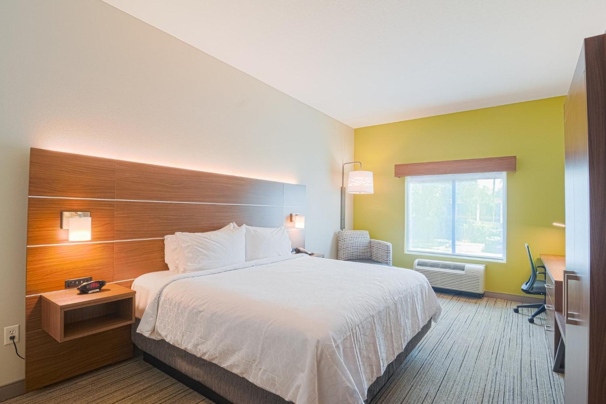 Holiday Inn Express Hotel & Suites Tampa-Usf-Busch Gardens By Ihg Exteriör bild
