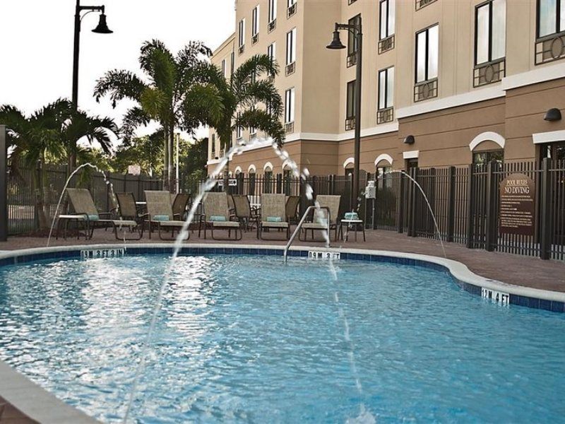 Holiday Inn Express Hotel & Suites Tampa-Usf-Busch Gardens By Ihg Exteriör bild