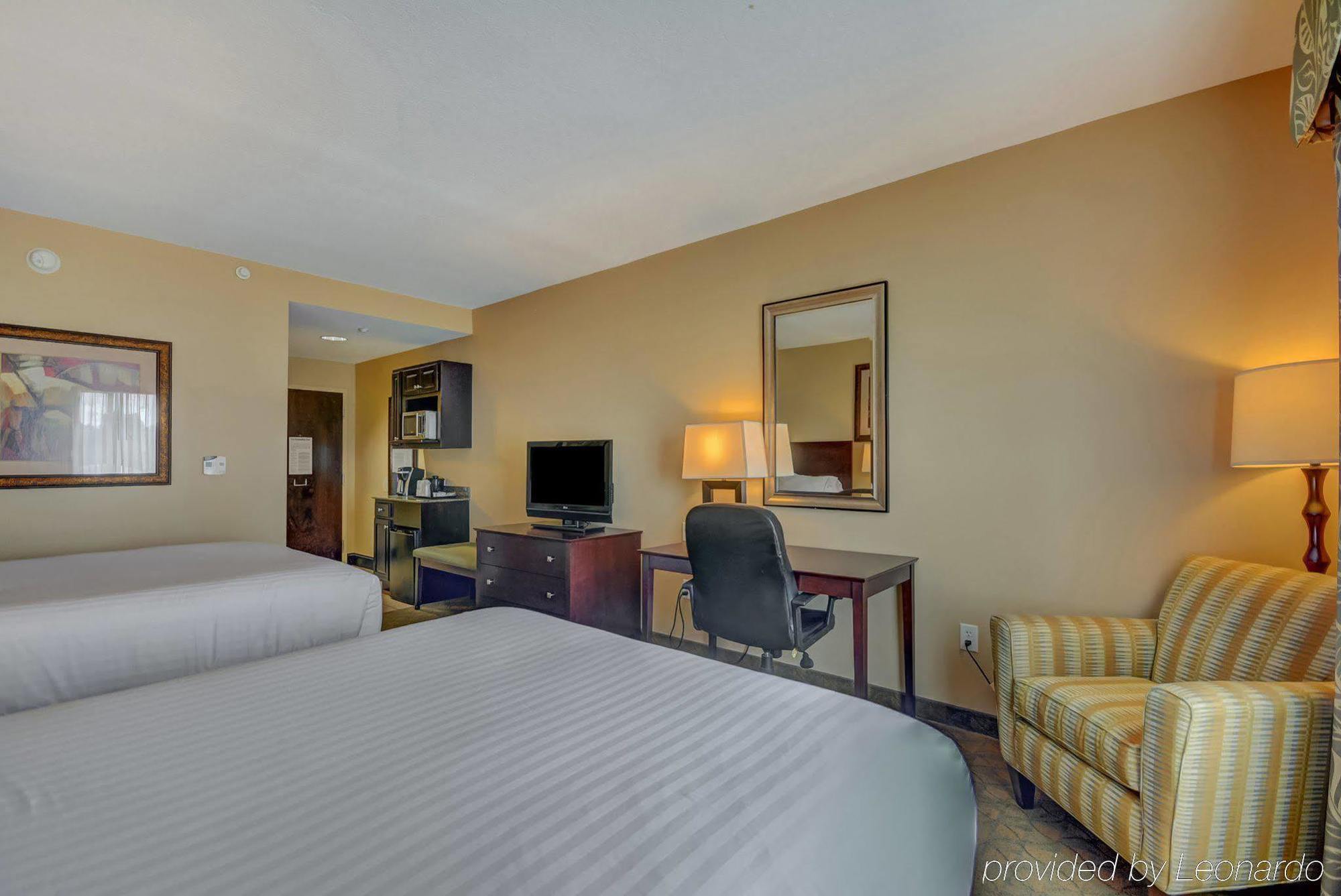 Holiday Inn Express Hotel & Suites Tampa-Usf-Busch Gardens By Ihg Exteriör bild