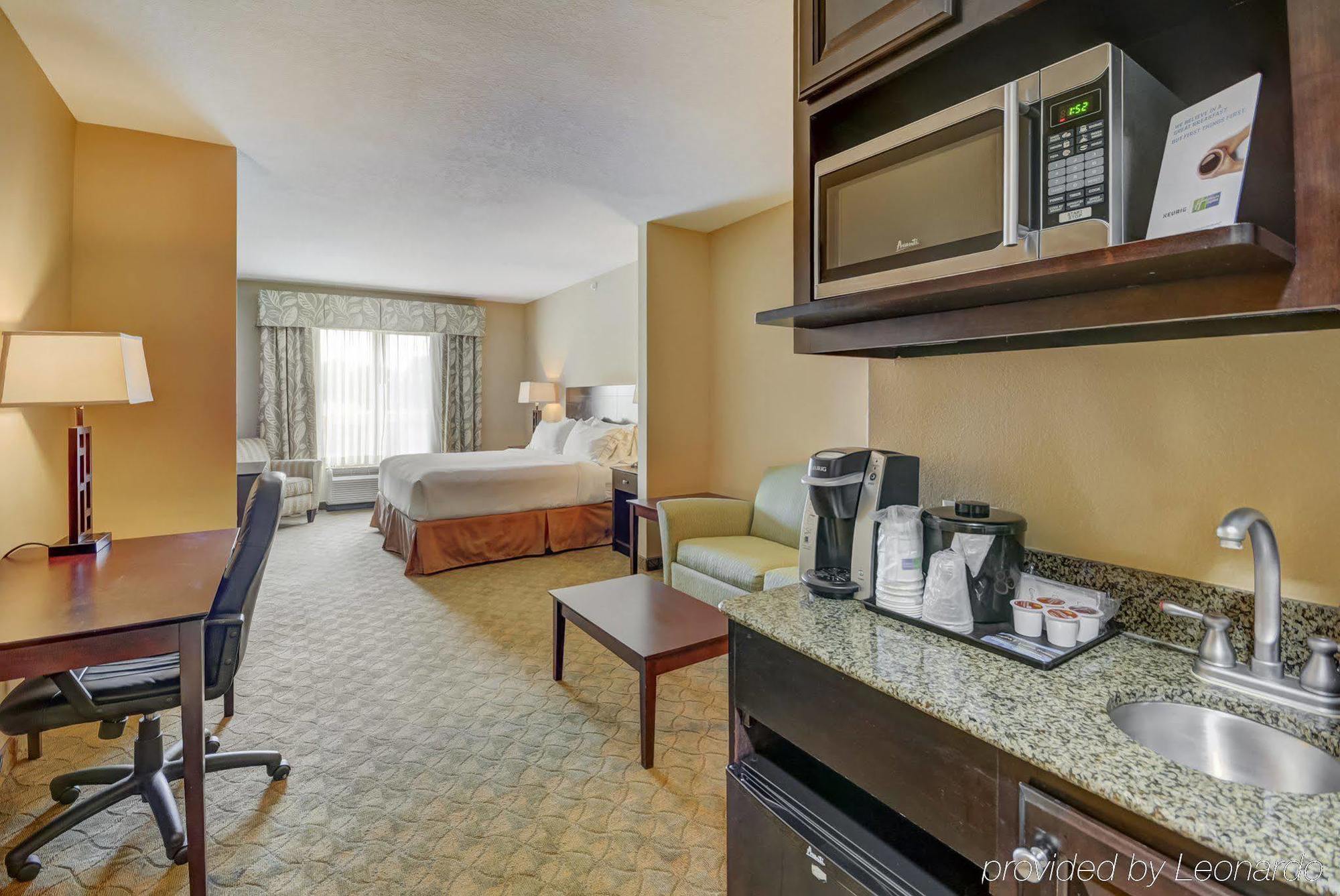 Holiday Inn Express Hotel & Suites Tampa-Usf-Busch Gardens By Ihg Exteriör bild