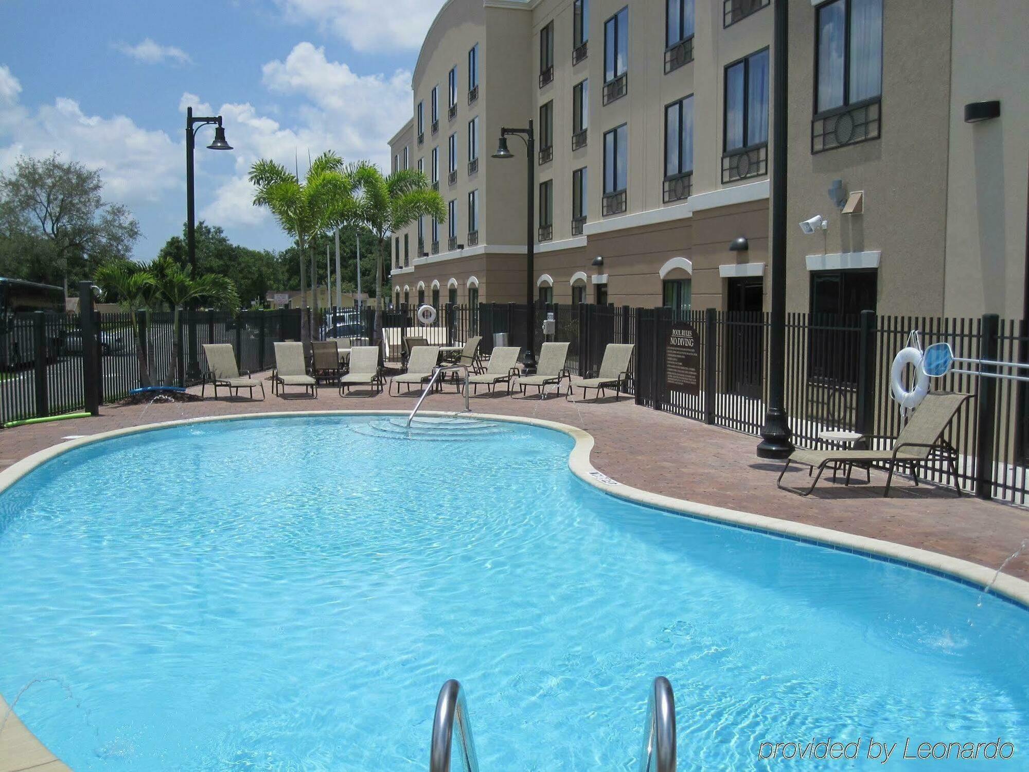 Holiday Inn Express Hotel & Suites Tampa-Usf-Busch Gardens By Ihg Exteriör bild