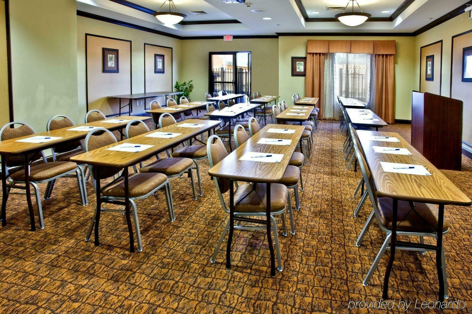 Holiday Inn Express Hotel & Suites Tampa-Usf-Busch Gardens By Ihg Exteriör bild